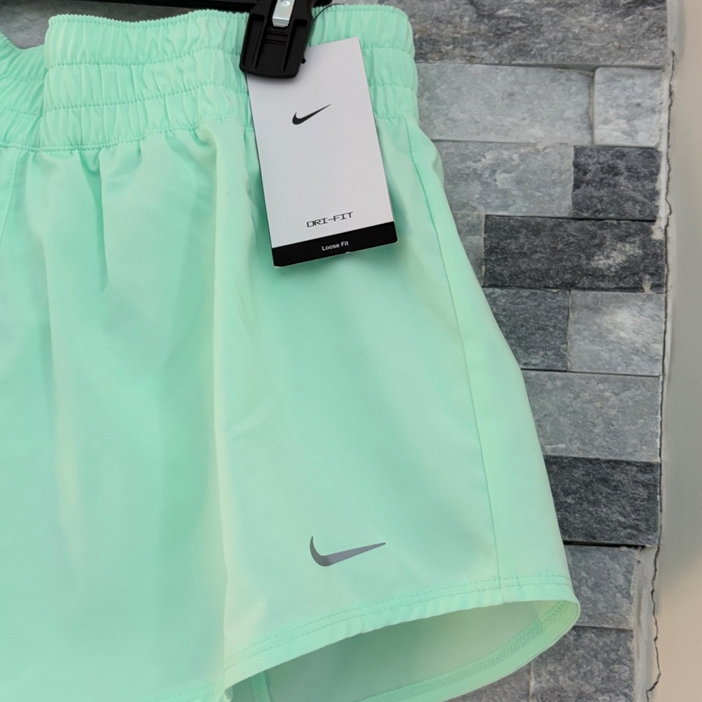 New!! Nike women's running shorts - Picture 2 of 7